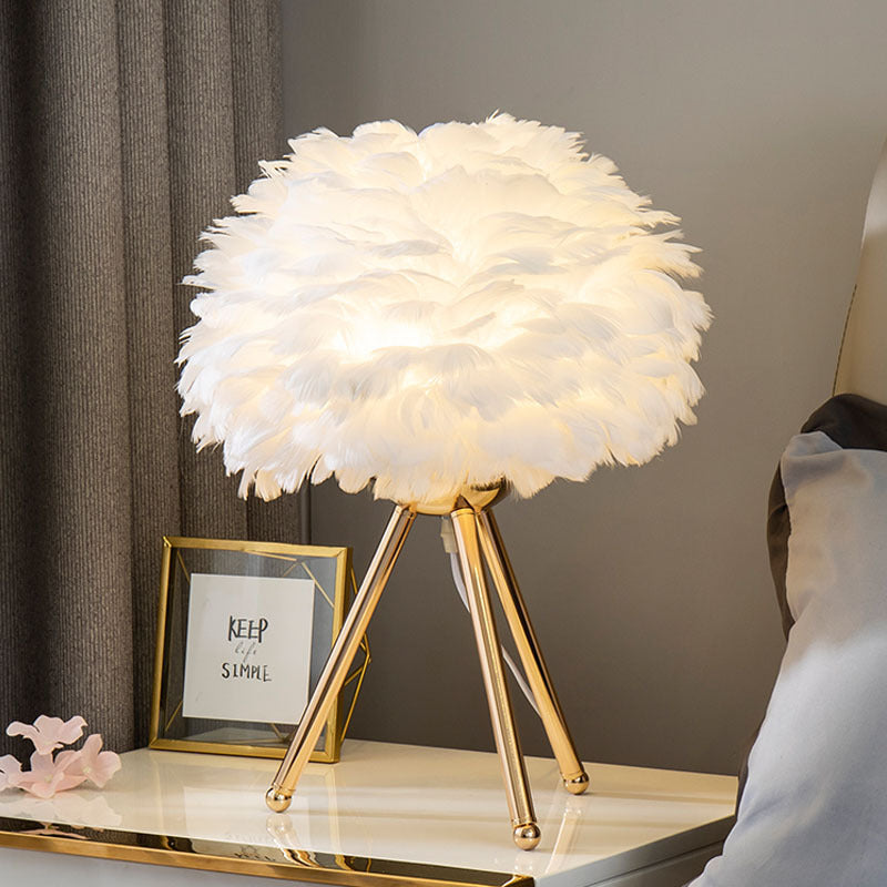 Feder-Tischlampe mit Goldakzenten – elegante Deko-Leuchte