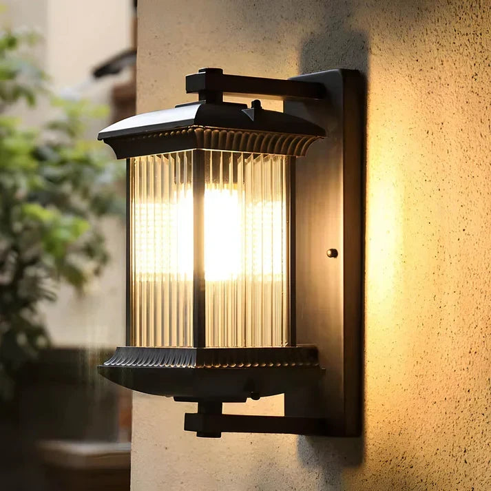 Außenlaterne mit geripptem Glas für warmweißes LED-Licht