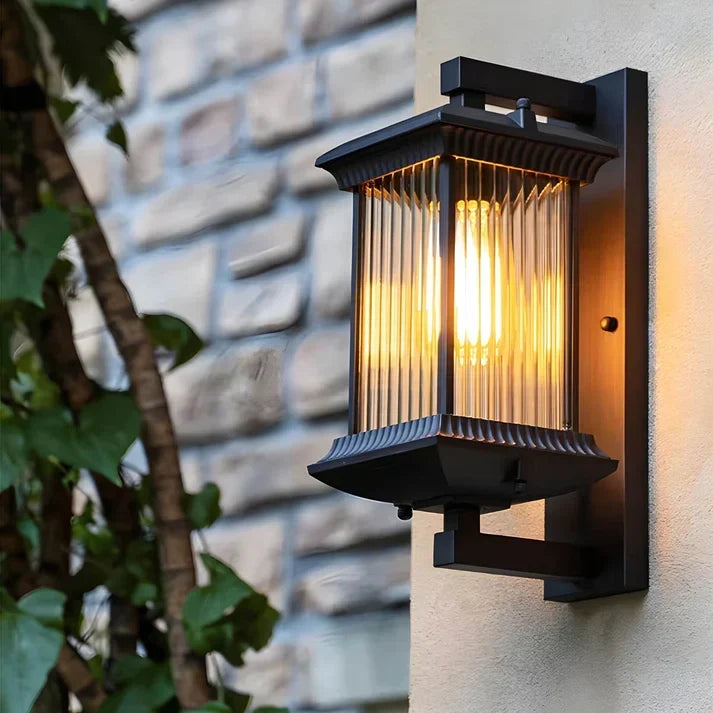 Außenlaterne mit geripptem Glas für warmweißes LED-Licht