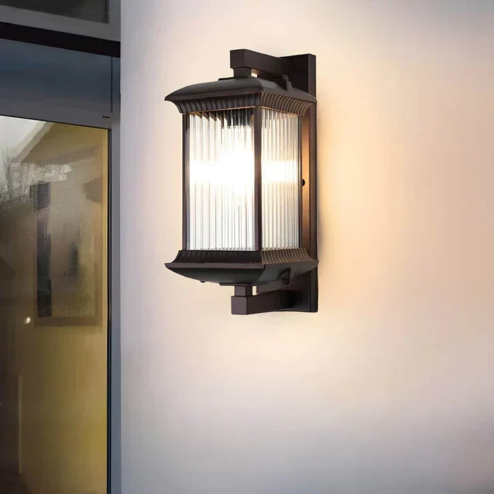 Außenlaterne mit geripptem Glas für warmweißes LED-Licht