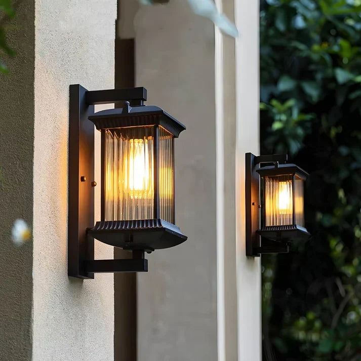 Außenlaterne mit geripptem Glas für warmweißes LED-Licht