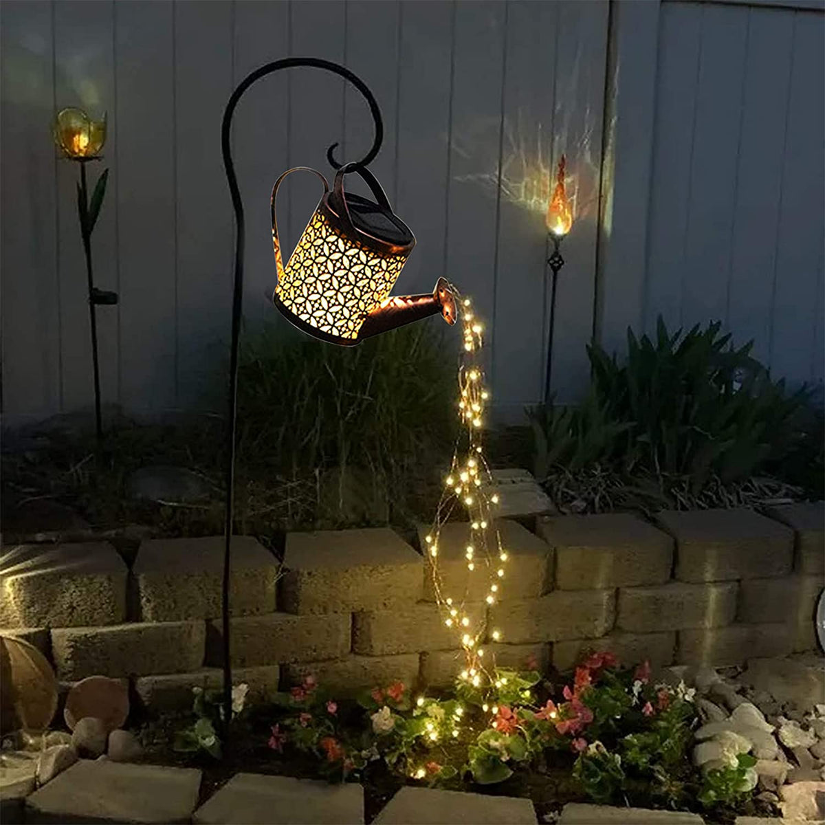 Solar Gießkannenlicht mit Wasserfall-Lichteffekt für den Garten