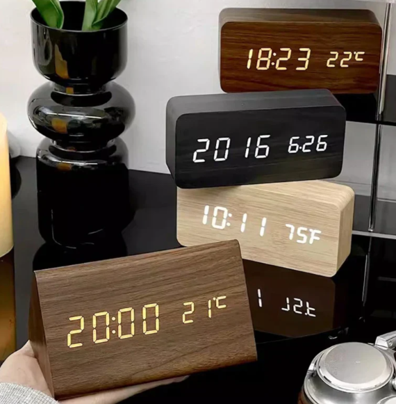 Digitaluhr aus Holz mit Sprachaktivierung und Weckfunktion