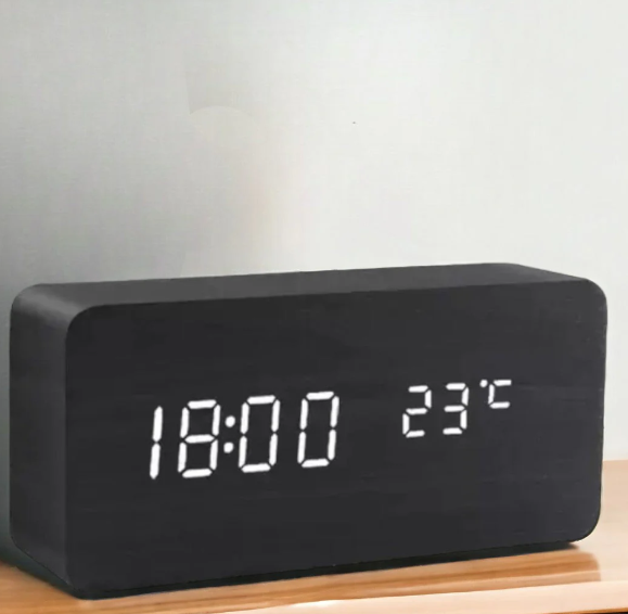 Digitaluhr aus Holz mit Sprachaktivierung und Weckfunktion