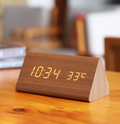 Digitaluhr aus Holz mit Sprachaktivierung und Weckfunktion