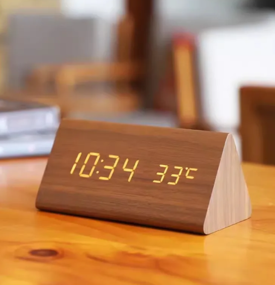 Digitaluhr aus Holz mit Sprachaktivierung und Weckfunktion
