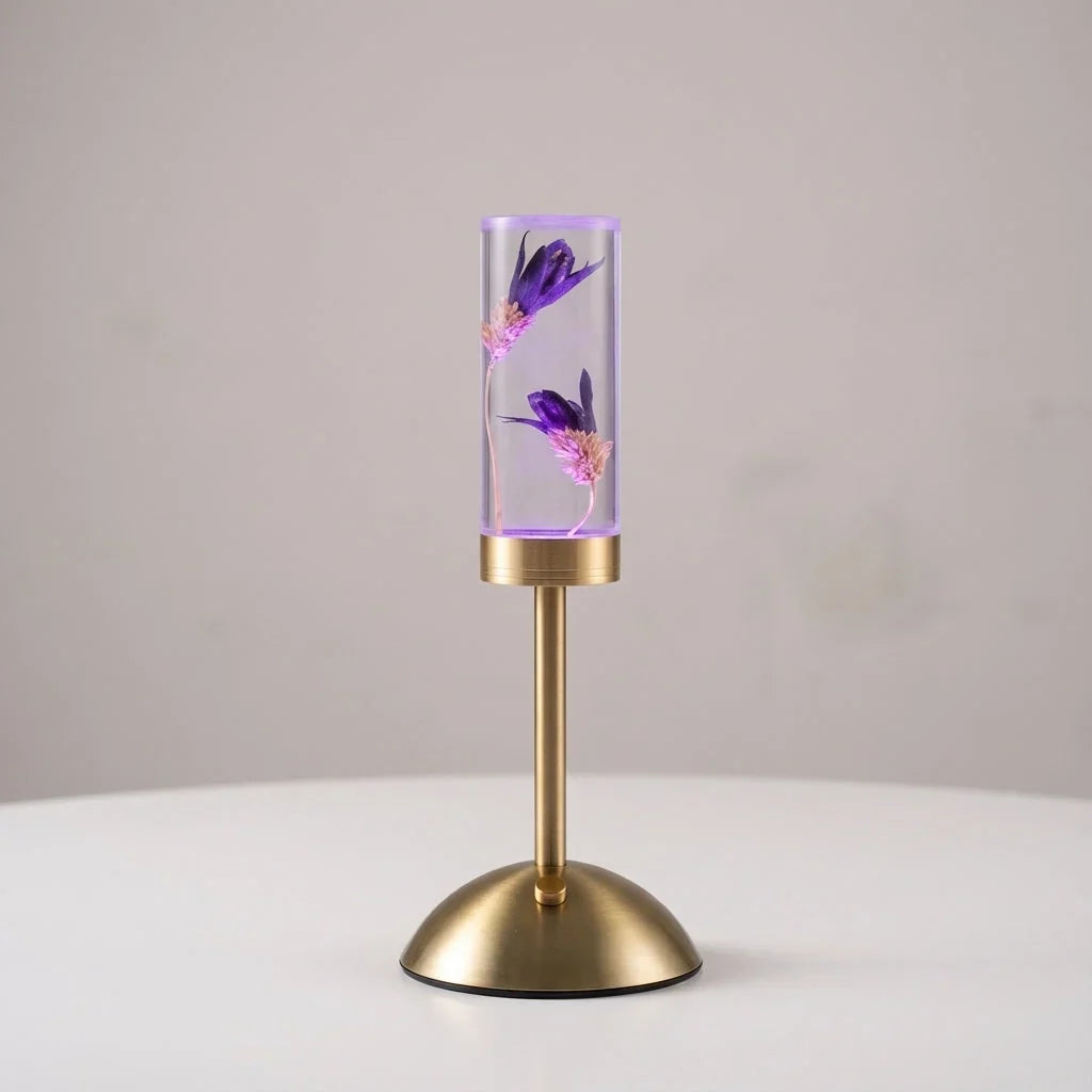 LED Tischlampe mit Farbwechsel und konservierter Blumenpräsentation
