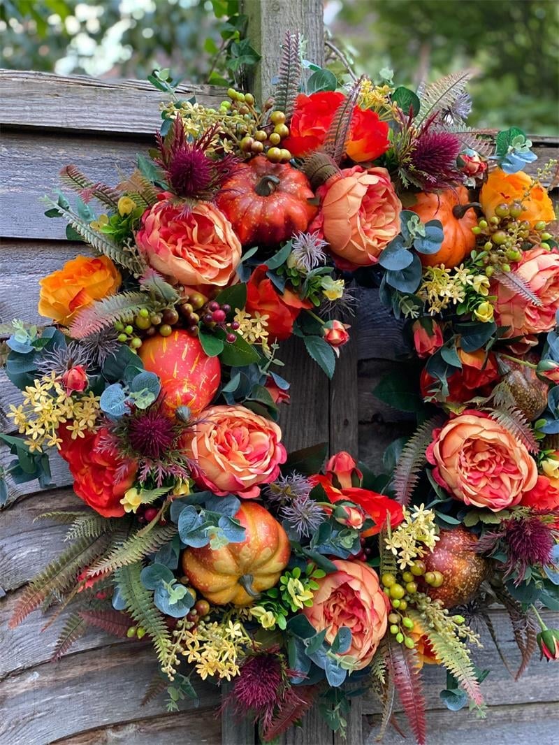 Herbstkranz mit Pfingstrosen und Kürbis für Tür und Wand