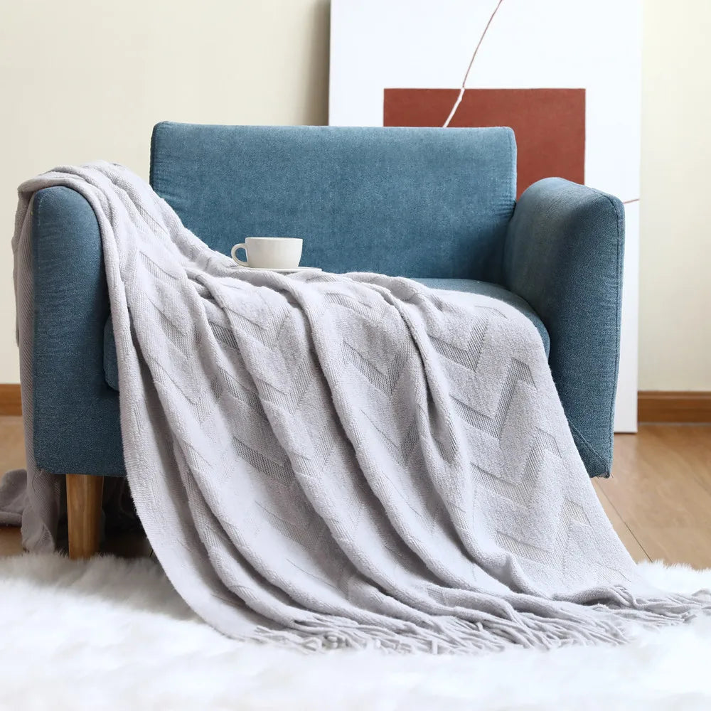 Jacquard-Strickdecke mit Fischgrätenmuster – weich und dekorativ