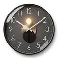 Runde Wanduhr mit dunklem Zifferblatt und 3D-Detail